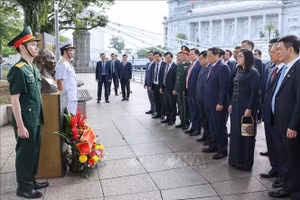 Thủ tướng Phạm Minh Chính và Phu nhân cùng đoàn cấp cao Việt Nam dâng hoa tại Tượng đài Chủ tịch Hồ Chí Minh. 