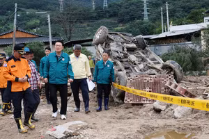 Tổng thống Hàn Quốc Yoon Suk Yeol (thứ tư từ trái sang) nhìn quanh một khu vực bị thiệt hại do lũ lụt ở Yecheon, Hàn Quốc, vào ngày 17 tháng 7 năm 2023. (Ảnh: Jin Sung-chul/Yonhap)