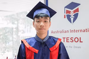 Nam sinh Hà Nội nhận chứng chỉ TESOL ở tuổi 16