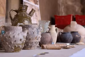 Một số đồ vật thời trung cổ được tìm thấy trong quá trình khai quật khảo cổ học của Nhà hát Nero. Ảnh: Pacific Press Media Production Corp/Alamy Live News)