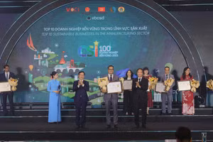 Ông Binu Jacob, Tổng Giám đốc Nestlé Việt Nam nhận chứng nhận doanh nghiệp bền vững nhất Việt Nam trong lĩnh vực sản xuất.