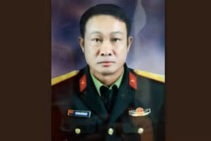 Trung tá Trương Hồng Kỳ phát hiện hai người dân đang bị sóng cuốn trôi đã bơi ra đưa các nạn nhân vào bờ và sau đó anh dũng hy sinh.