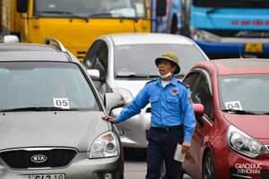 Ô tô xếp hàng dài chờ vào làm thủ tục kiểm định ở Hà Nội. Ảnh: Thế Đại