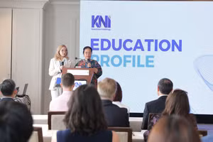 Bà Nguyễn Thị Kiều Oanh – Tổng giám đốc Công ty CP Tập đoàn đầu tư Khôi Nguyên công bố thông tin dự án xây dựng trường cao đẳng nghề quốc tế. 