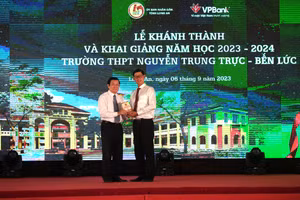 Nguyên Chủ tịch nước Trương Tấn Sang tặng sách cho Trường THPT Nguyễn Trung Trực. 