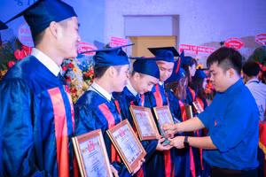 Sinh viên ĐH Y Dược TPHCM nhận bằng tốt nghiệp