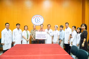 Bệnh viện Chợ Rẫy trao số tiền 561.160.00 đồng cho điều dưỡng Nguyễn Đình Ngọc Huân bị nhồi máu não. 