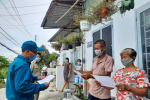 Cán bộ tổ dân phố ở phường Thạnh Xuân, Quận 12, lấy thông tin gói hỗ trợ thứ 3 cho người dân (tháng 9/2021). 