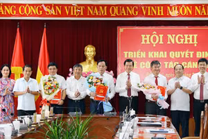 Các cán bộ nhận quyết định bổ nhiệm.