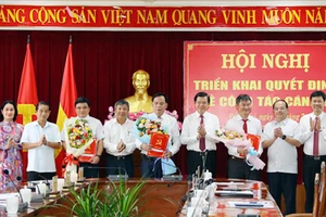 Các cán bộ nhận quyết định bổ nhiệm.