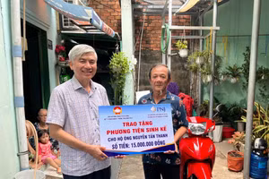 Ông Nguyễn Tấn Thanh được hỗ trợ chiếc xe máy để có phương tiện nuôi sống gia đình. 
