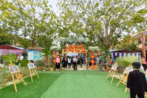 Hàng trăm người tham gia Hội chợ quê "Âm vang sông Chảy"