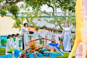 Cô trò cùng trải nghiệm tại vườn trường.