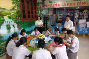 Thầy trò nhà trường hưởng ứng phong trào đọc sách tại thư viện.