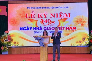 Thừa ủy quyền của Thủ tướng Chính phủ, ông Nguyễn Văn Hưng - Chủ tịch UBND huyện Mường Nhé trao Bằng khen cho cá nhân có nhiều đóng góp cho ngành giáo dục Mường Nhé