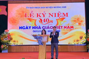 Thừa ủy quyền của Thủ tướng Chính phủ, ông Nguyễn Văn Hưng - Chủ tịch UBND huyện Mường Nhé trao Bằng khen cho cá nhân có nhiều đóng góp cho ngành giáo dục Mường Nhé