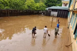 Giáo viên và cán bộ xã Tà Hộc lau dọn lớp bùn đặc quánh.