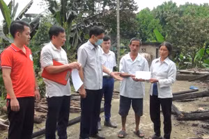 Chính quyền địa phương đến thăm hỏi gia đình bị thiệt hại do đám cháy.