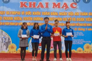 Đinh Tiến Hùng, Phó Bí thư Tỉnh đoàn Yên Bái (người đứng giữa) vừa bị khởi tố.