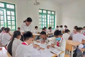 Cô Lê Thị Luyến (đứng giữa) kiểm tra bài học của học sinh