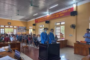 Hảng A Thành và bố đẻ là Hảng A Ký trước vành móng ngựa
