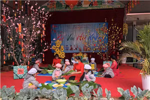 Cô và trò trải nghiệm không gian ngày Tết