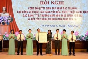 Trao Quyết định sáp nhập, thanh lập trường Cao đẳng Yên Bái