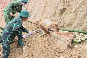 Lực lượng bộ đội di chuyển quả bom mới phát hiện