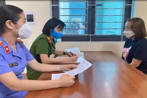 Nguyễn Thị Thu Hương (Bên phải) tại cơ quan công an.