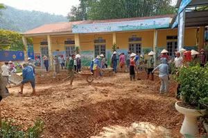 Huy động sức dân đóng góp xây trường