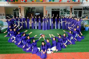 Phút "tạo dáng" của tập thể sư phạm nhà trường.