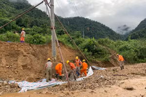 Khẩn trương khắc phục các vị trí cột đổ do mưa lũ