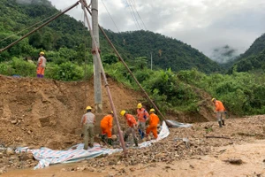 Khẩn trương khắc phục các vị trí cột đổ do mưa lũ