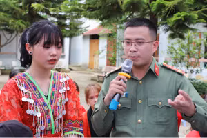 Cán bộ, chiến sỹ Công an tỉnh Yên Bái tuyên truyền pháp luật.