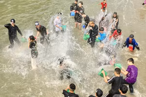 Các chàng trai, cô gái trẻ tuổi là thành phần tham gia đông nhất.