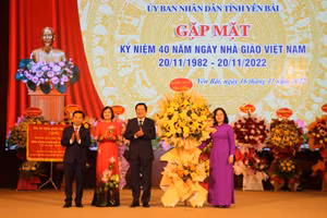 Thứ trưởng Ngô Thị Minh (ngoài cùng bên phải) tặng hoa chúc mừng ngành GD&ĐT Yên Bái nhân kỷ niệm 40 năm Ngày Nhà giáo Việt Nam