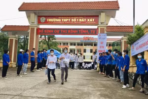 Thí sinh bước ra điểm thi trường THPT số 1 huyện Bát Xát với tâm trạng vui vẻ.