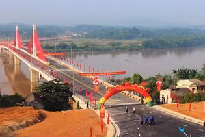 Công trình đường nối quốc lộ 32C với quốc lộ 37 và đường Yên Ninh, thành phố Yên Bái có điểm đầu tại ngã tư đầu cầu Bách Lẫm. 