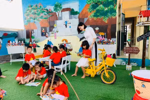 Cô trò cùng tham gia hoạt động trải nghiệm.