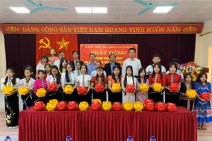 Lãnh đạo huyện Nậm Pồ cùng học sinh tại điểm cầu chính của Lễ phát động tiết kiệm.
