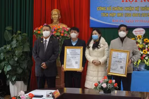 Tiến sĩ Ngô Văn Nhơn (ngoài cùng bên trái) trao chứng chỉ ISO 21001:2018 và ISO 9001:2015 cho Sở GD&ĐT tỉnh Sơn La