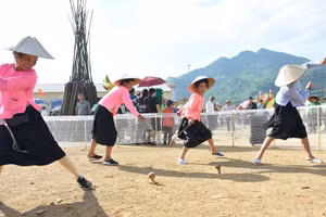 Người dân địa phương chơi trò chơi truyền thống