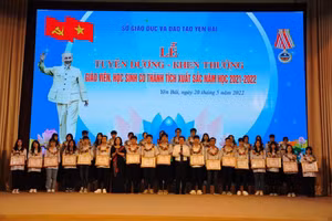 Lãnh đạo UBND tỉnh và Sở GD&ĐT Yên Bái trao Bằng khen cho học sinh có thành tích xuất sắc.