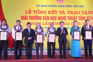 Bí thư Tỉnh ủy Đỗ Đức Duy (thứ 3 bên phải) và nhạc sỹ Đỗ Hồng Quân - Chủ tịch Uỷ ban toàn quốc Liên hiệp các Hội Văn học nghệ thuật Việt Nam trao giải A cho các tác giả, nhóm tác giả đạt giải.