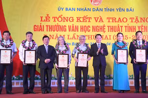 Bí thư Tỉnh ủy Đỗ Đức Duy (thứ 3 bên phải) và nhạc sỹ Đỗ Hồng Quân - Chủ tịch Uỷ ban toàn quốc Liên hiệp các Hội Văn học nghệ thuật Việt Nam trao giải A cho các tác giả, nhóm tác giả đạt giải.