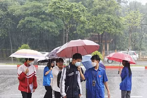 Thí sinh đội mưa đến trường.