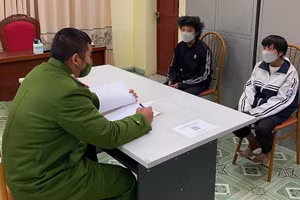 Giàng Páo Chua và Sùng A Dỉ (bên phải) tại cơ quan Công an