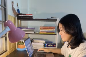 Hồng Dương đang tìm hiểu kiến thức qua mạng internet