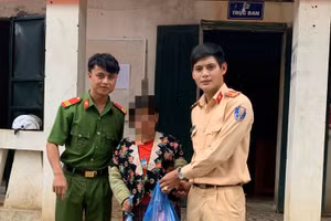 Lực lượng công an chụp ảnh cùng chị S (đứng giữa)