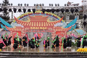 Các nghệ nhân cùng diễn viên biểu diễn Then, múa với đàn tính trên nền nhạc dân tộc Tày